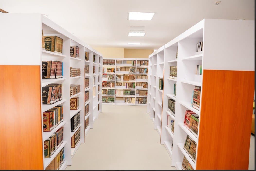 أروقة الكتب في المكتبة البكرية