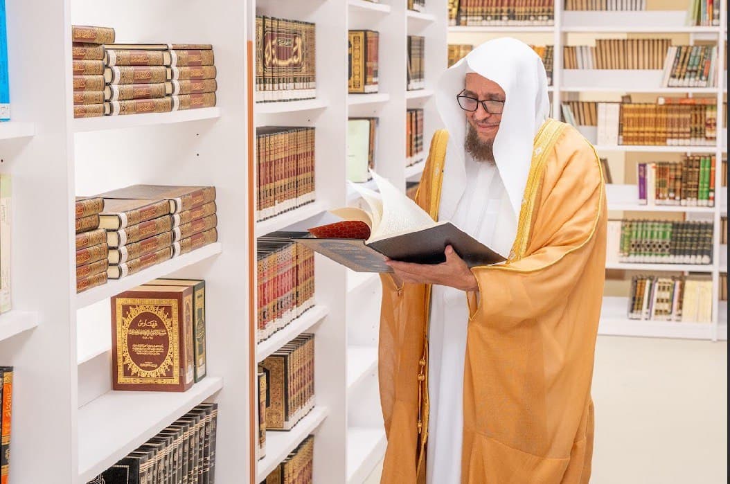 فضيلة الشيخ داخل المكتبة